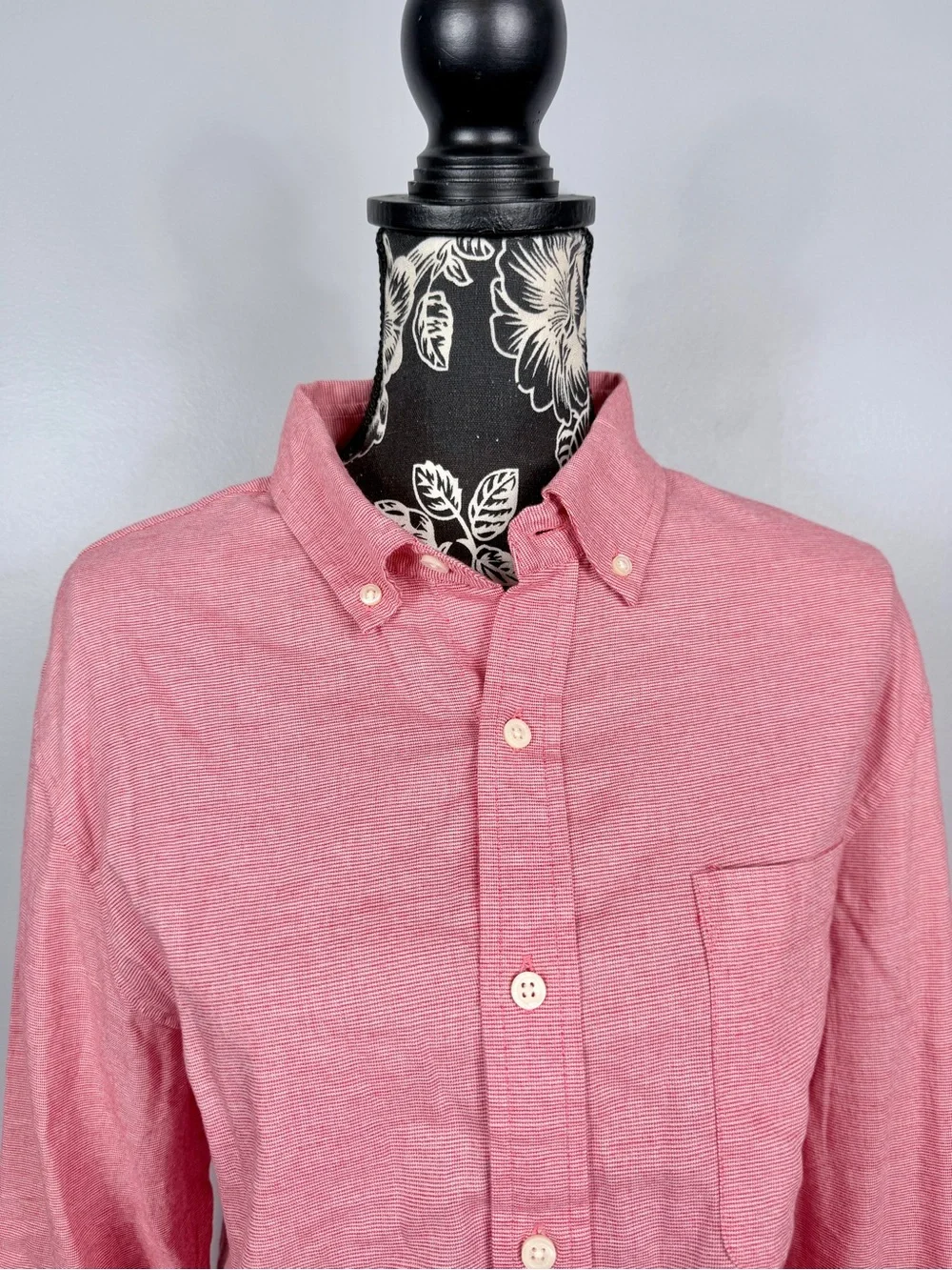 Banana Republic men's muted red untucked fit button down shirt size large